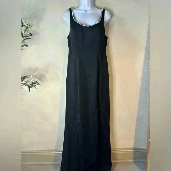 SLEEVELESS CRYSTAL SCOOP NECKLINE COLUMN GOWN - Picture 2 of 9